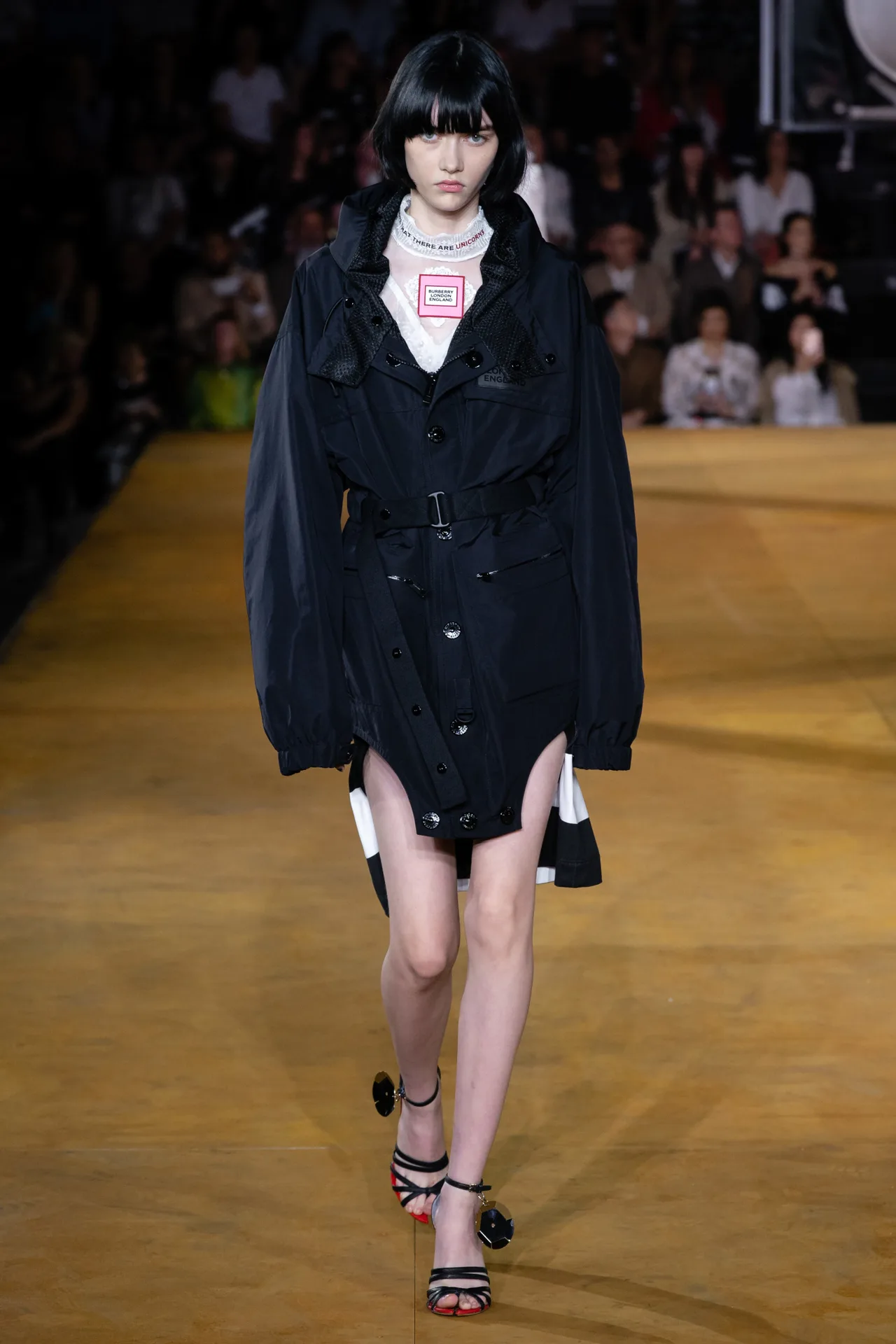 trang phục cảm hứng thể thao burberry xuân hè 2020 2