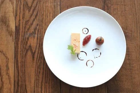 Pate gan ngỗng nhập từ Pháp ăn kèm mứt cà chua và cà chua Ý. Vị mứt quả chua ngọt sẽ giúp vị béo của gan ngỗng trở nên mượt mà hơn.