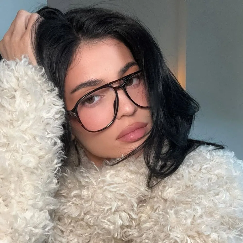 Kylie Jenner đeo kính và tô son nude