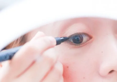 Ké đường viền thật mảnh hoặc viền bên trong mắt là xu hướng hiện nay của các bạn gái, mang đến ánh nhìn tự nhiên nhất