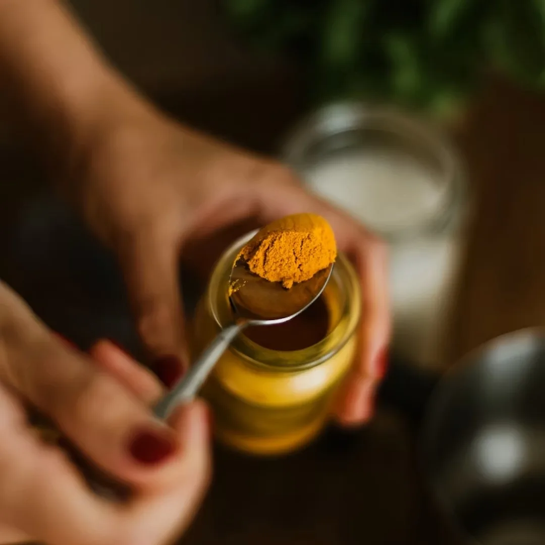 Bột nghệ hỗ trợ làm sáng những vùng da thâm