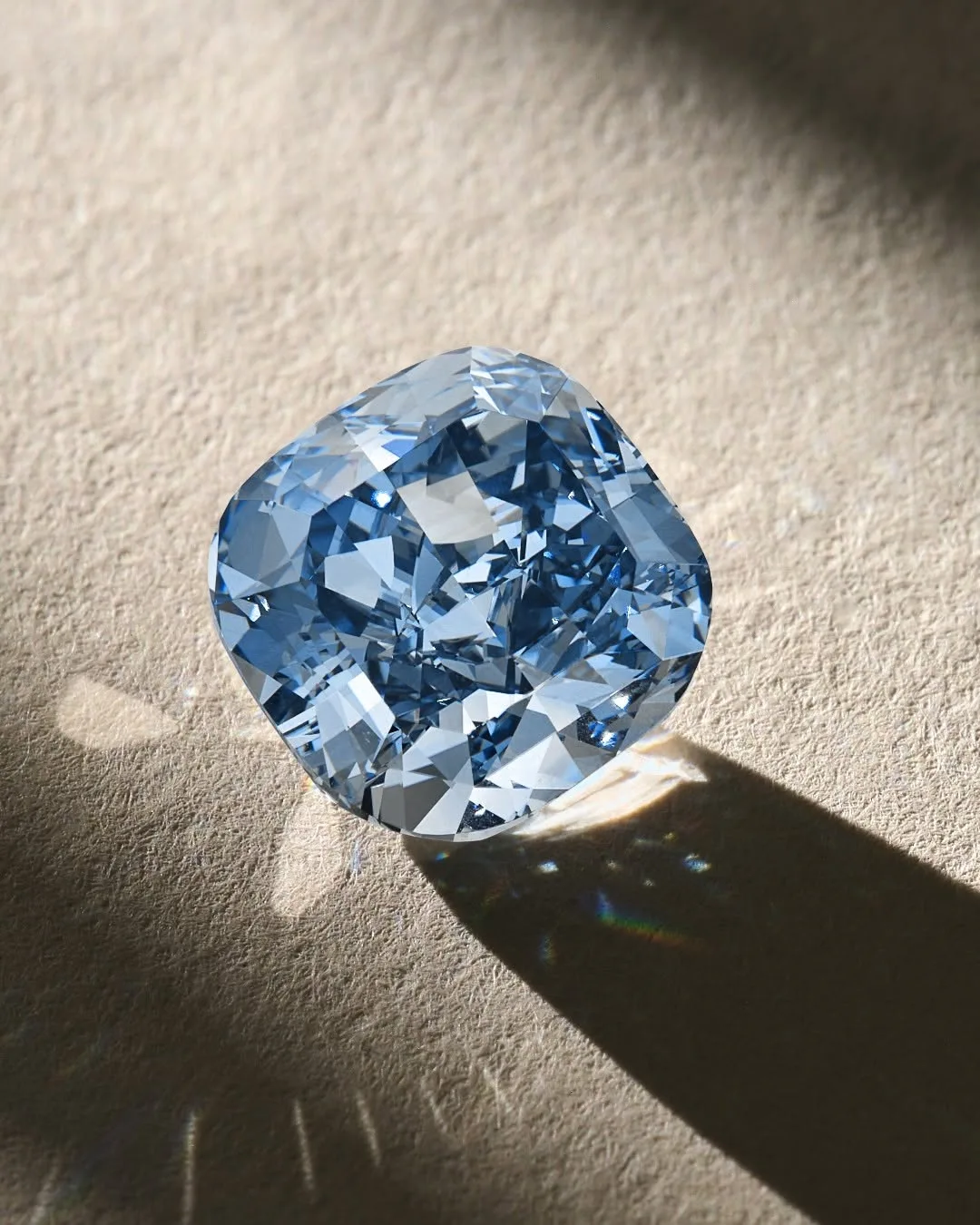 Chiếc nhẫn The Blue Moon of Josephine như một món quà đong đầy tình yêu dành cho con gái.
