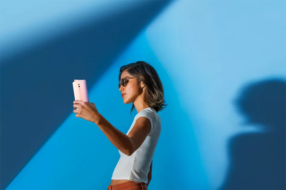 cộ gái trẻ sử dụng điện thoại OPPO cộ gái trẻ sử dụng điện thoại OPPO