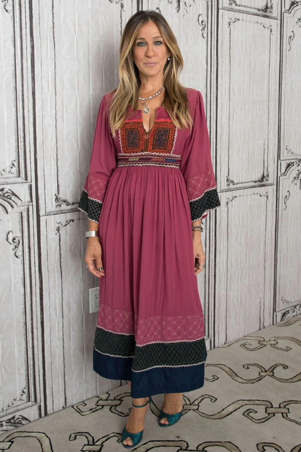 Không thể phủ nhận dù ở độ tuổi nào, Sarah Jessica Parker vẫn luôn tỏa sáng bằng chính tài năng và gu thời trang tinh tế của mình. Bà xứng đáng là một fashion icon của làng phim Hollywood.