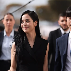 Sàn diễn Dior Xuân-Hè 2024 mở ra cuộc hội ngộ của các “nữ thần” Jisoo, Tu Tontawan, Anya Taylor-joy