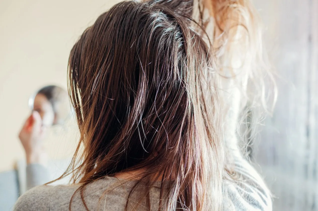 ảnh cô gái có tóc bết