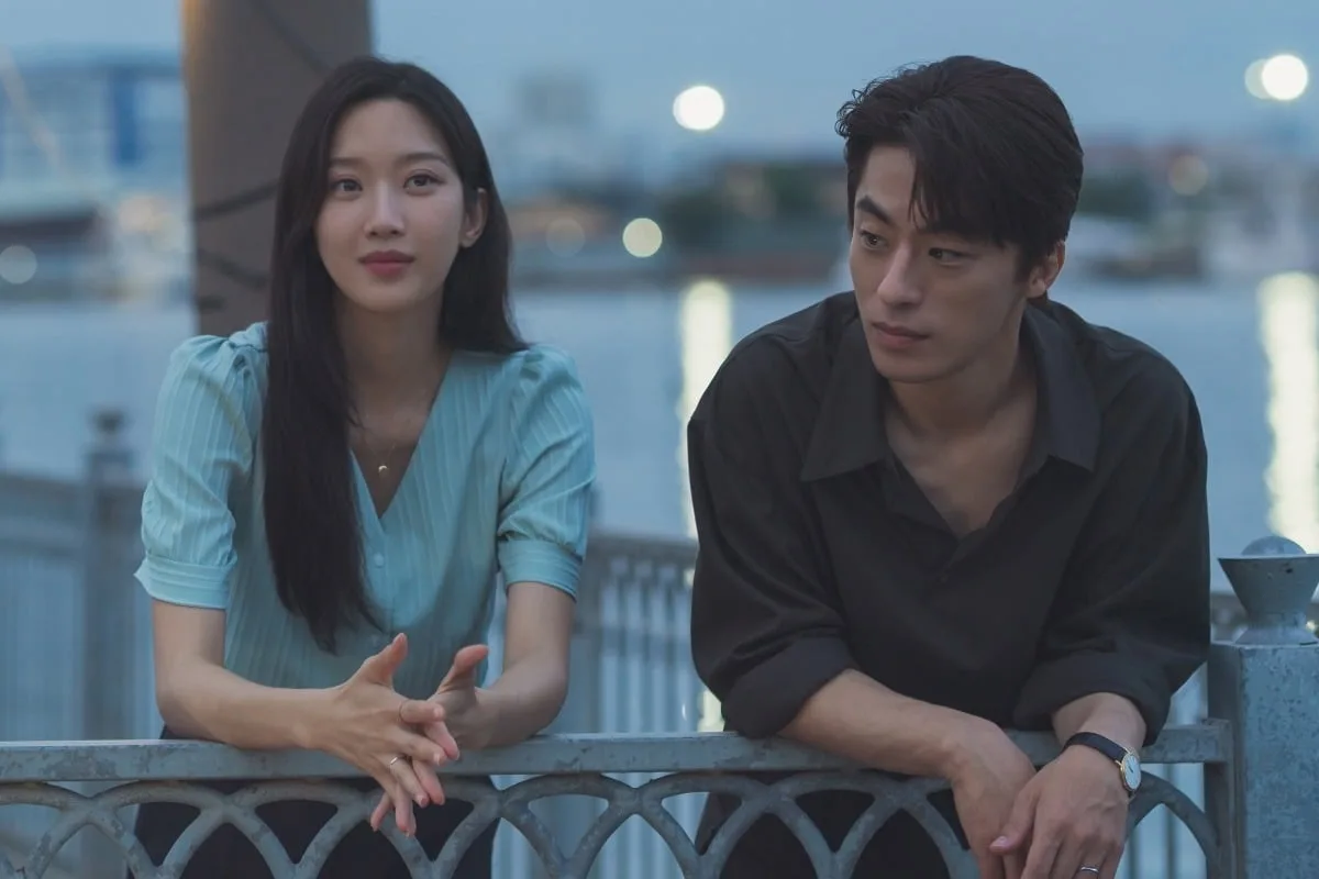 Moon Ga Young thủ vai Jeong Won và Koo Kyo Hwa thủ vai Eun Ho trong Không còn chúng ta