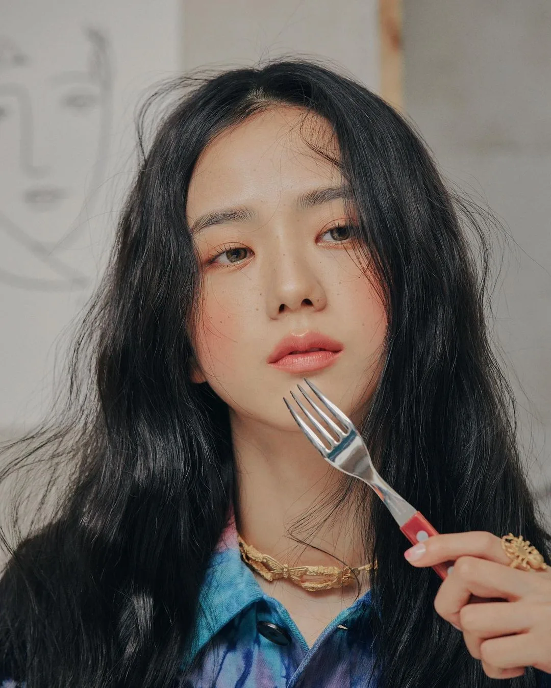 Jisoo song ngư làm đẹp tóc dài cầm nĩa Jisoo song ngư làm đẹp tóc dài cầm nĩa