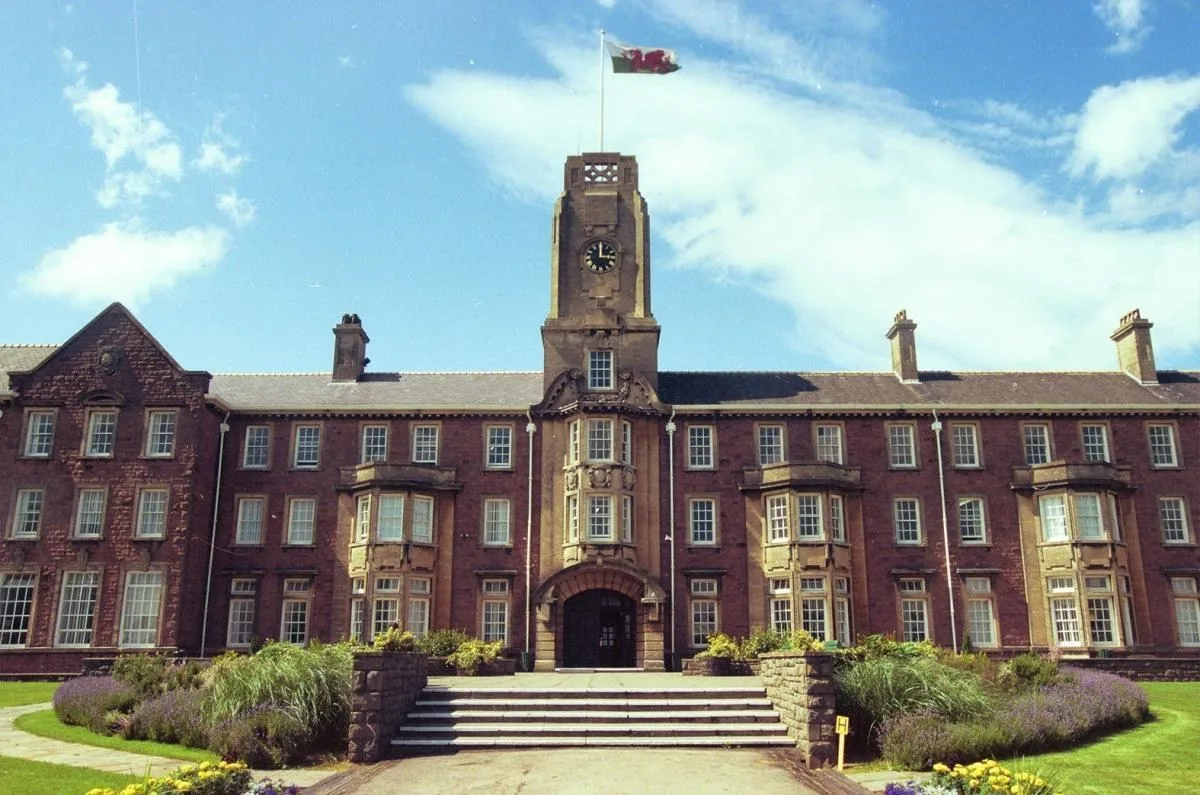 khuôn viên caerleon sex education