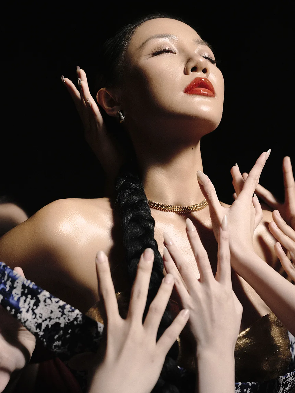 Tạo hình Văn Mai Hương trong MV "Vườn Hồng"