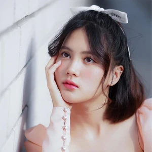 Diễn viên Minnie Phantira đặt tay lên má với lớp makeup trong trẻo.