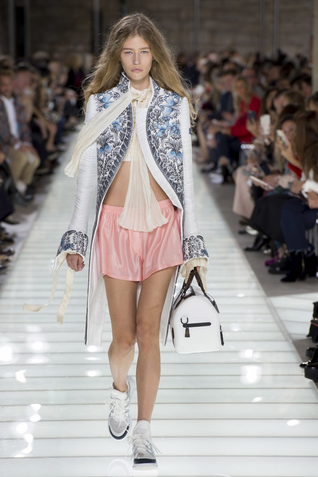 Bộ sưu tập Xuân-Hè Louis Vuitton 2018: Thời trang hoàng gia hồi sinh cùng cảm hứng đường phố Bộ sưu tập Xuân-Hè Louis Vuitton 2018: Thời trang hoàng gia hồi sinh cùng cảm hứng đường phố