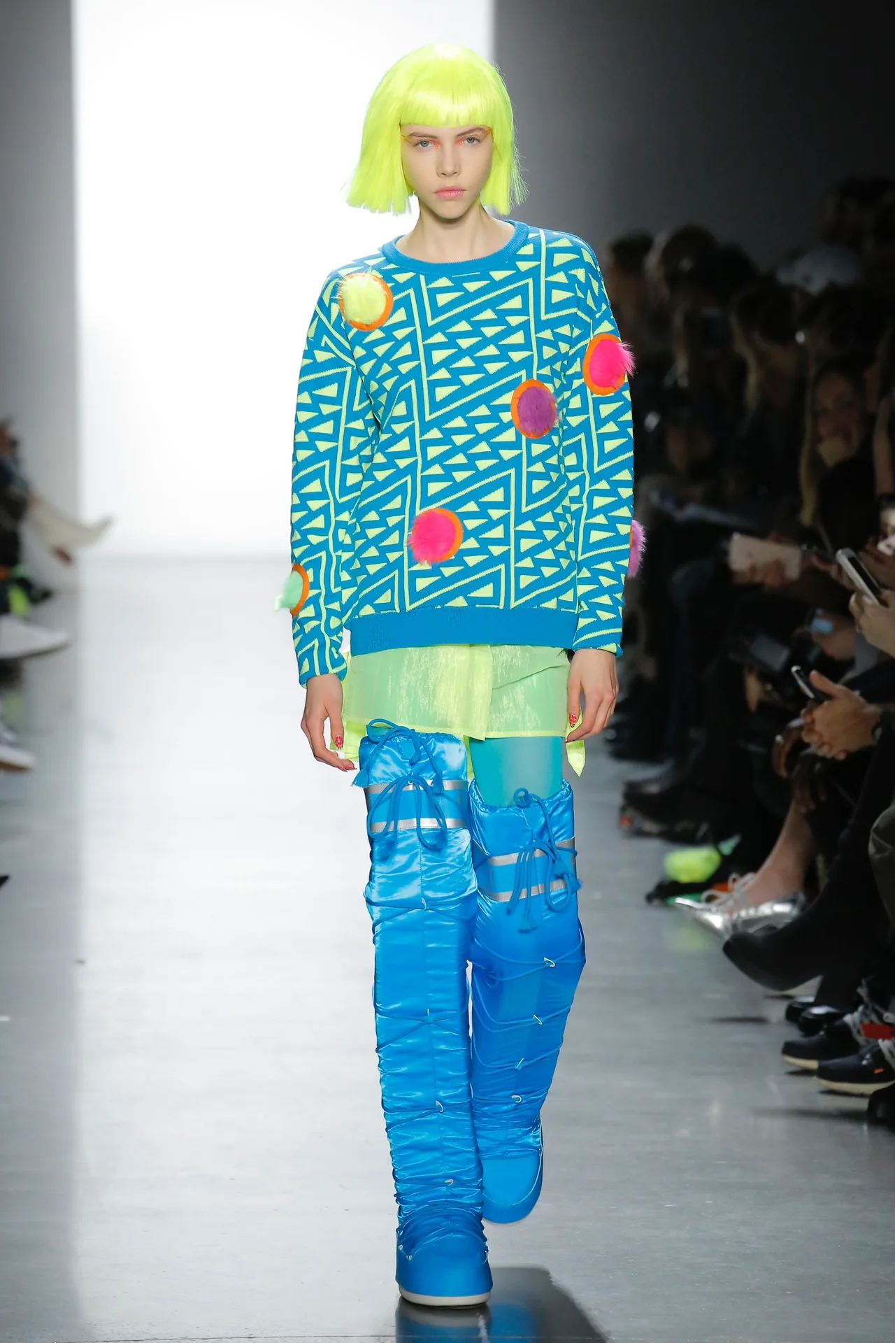 Thương hiệu Jeremy Scott Ready-to-wear Thu-Đông 2018: Rực rỡ sắc màu viễn tưởng 9 Thương hiệu Jeremy Scott Ready-to-wear Thu-Đông 2018: Rực rỡ sắc màu viễn tưởng 9