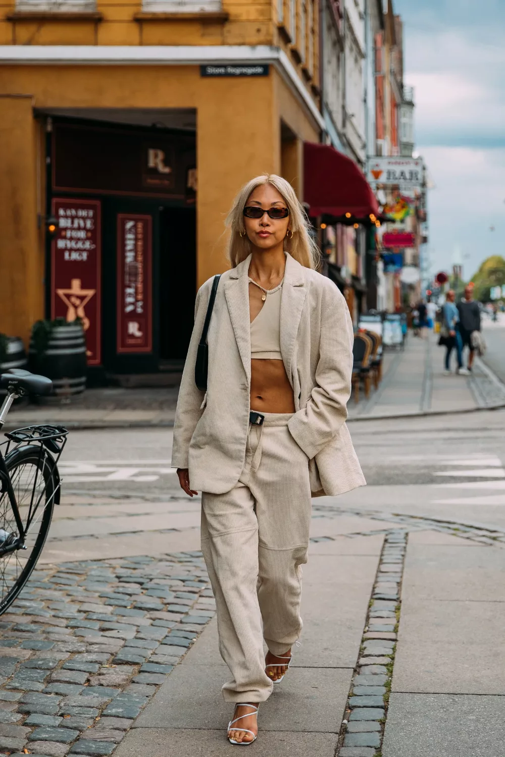 streetstyle giày cao gót phồi cùng blazer và quần linen