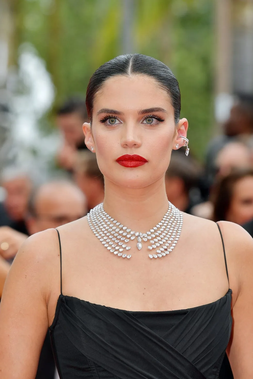 Sara Sampaio đeo vòng cổ Messika