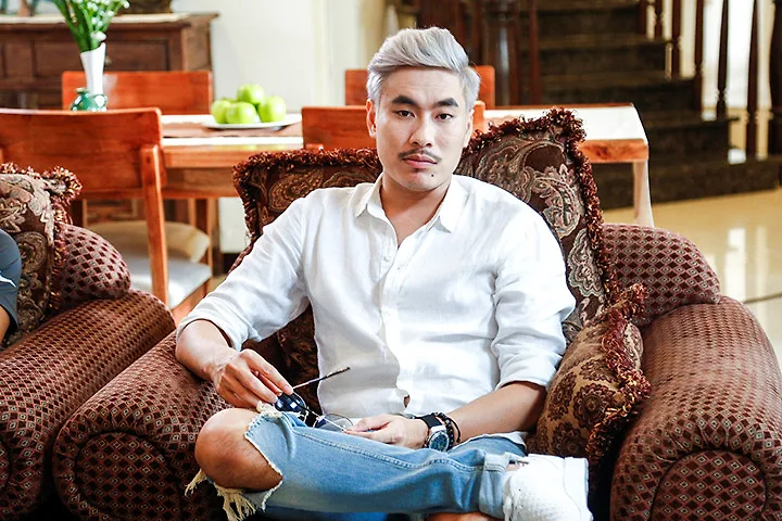 Những chiếc đồng hồ đắt giá và kính mát cùng tông màu chính là phụ kiện không thể thiếu trong hầu hết các set đồ của nhân vật Hoàng.