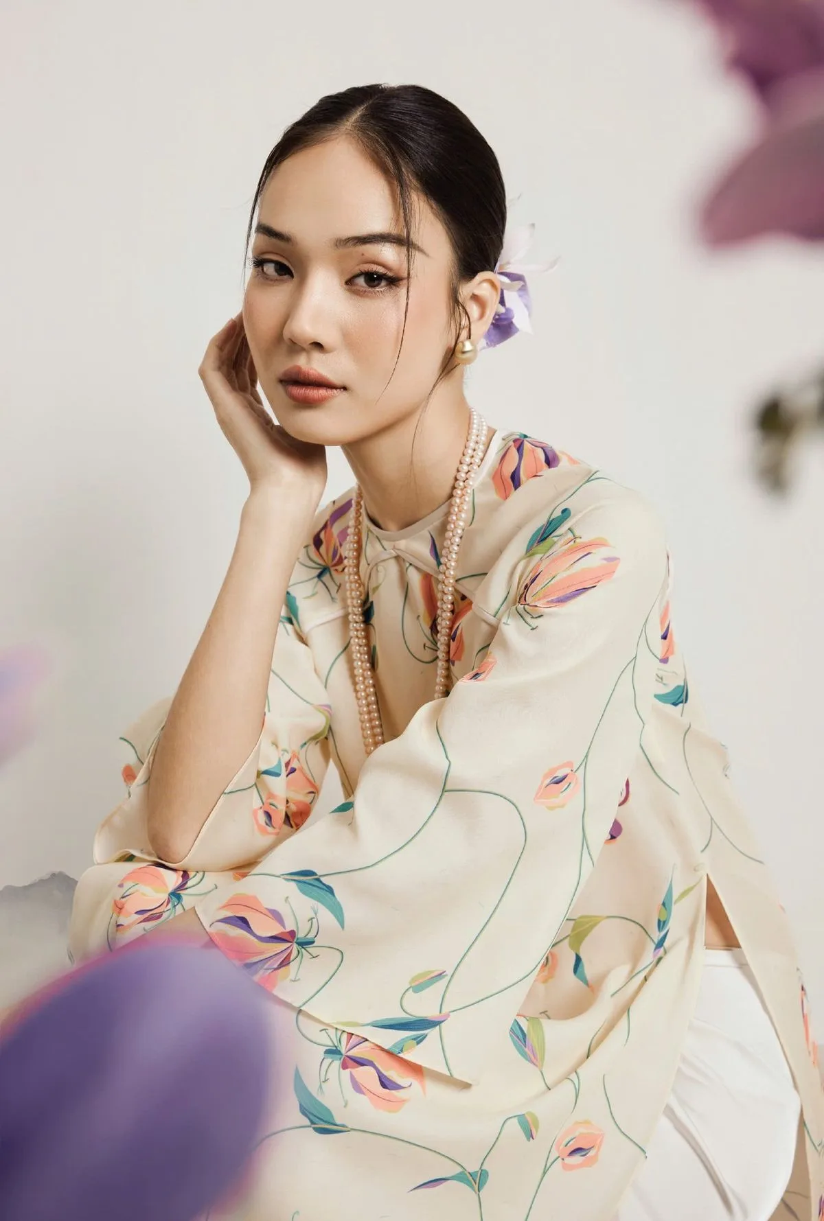 Với dây chuyền ngọc trai layer nhiều lớp thì áo dài cổ tròn sẽ giúp cân bằng độ thanh thoát cho các nàng.
