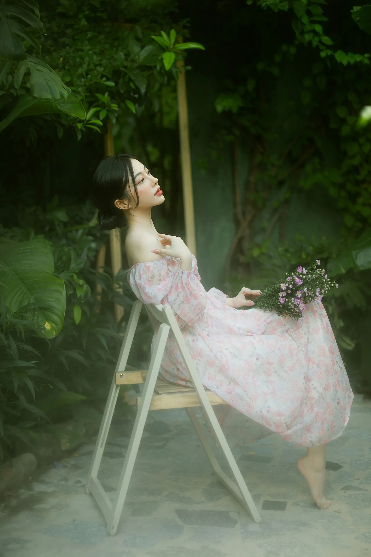 cô gái ngồi lặng yên trong chiếc váy thướt tha mang dấu hiệu của nguồn năng lượng bình yên
