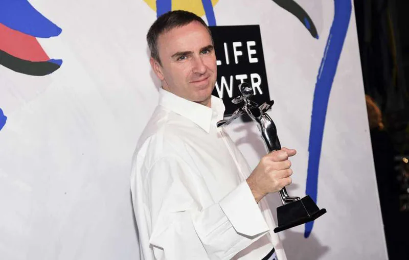 Raf Simons đoạt giải thưởng CFDA ở cả hai hạng mục lớn Raf Simons đoạt giải thưởng CFDA ở cả hai hạng mục lớn