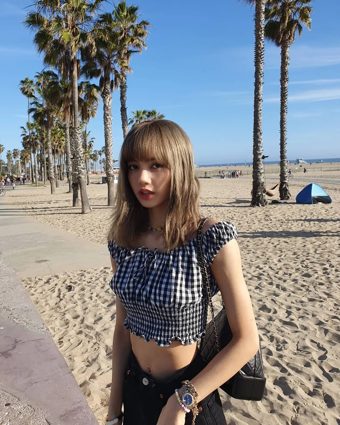 Thời trang của Lisa Blackpink Lisa diện áo crop top