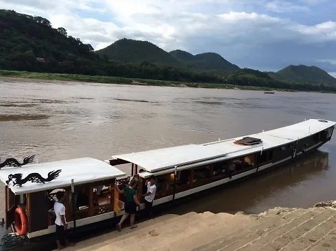 Con tàu Luxury on Mekong dài 28 mét được trang bị đầy đủ như một khách sạn nổi trên sông đón khách ngay tại bến.