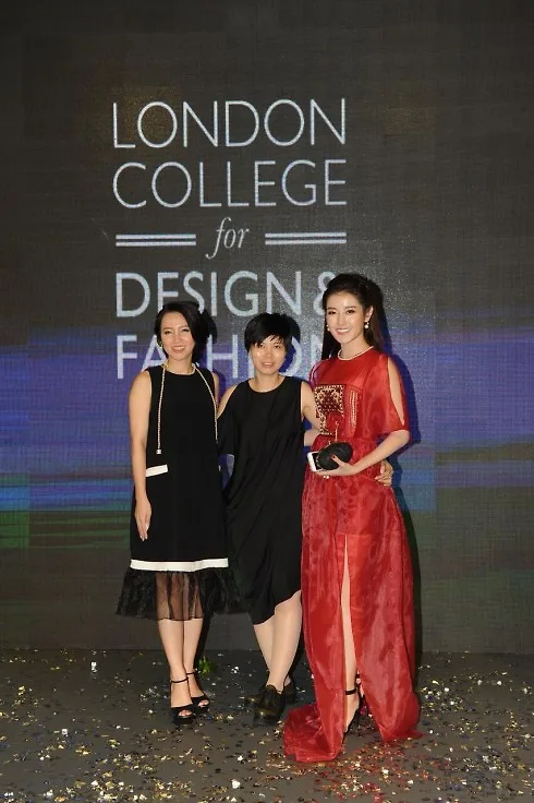  MC Minh Hà, Á Hậu Huyền My và chị Đỗ Minh Tâm (đứng giữa) - Công ty TNHH Thời trang Tâm Kỷ đấu giá 15,000,000 đồng ủng hộ hoạt động cộng đồng “ Áo mới đến trường” cho tác phẩm thời trang dạ hội được thể hiện bởi Á Hậu Huyền My trong đêm trình diễn Limitless.