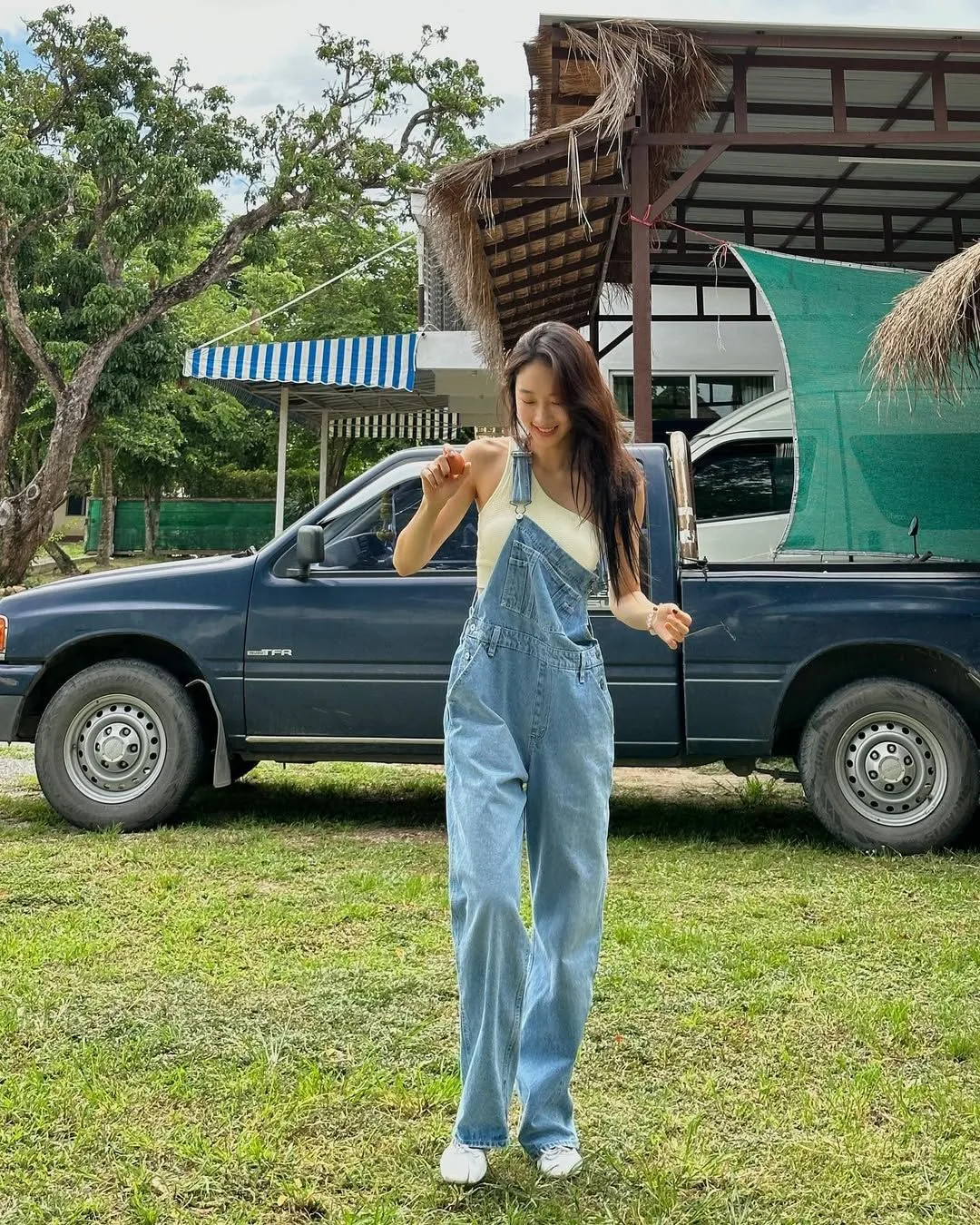 Quần yếm với màu denom truyền thống cũng là một cách ăn diện thú vị trong dịp Tết.
