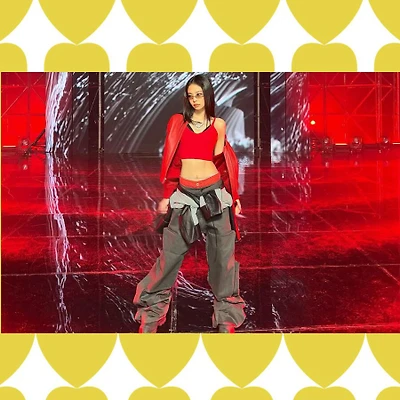 Jennie BlackPink mặc quần cargo và áo croptop