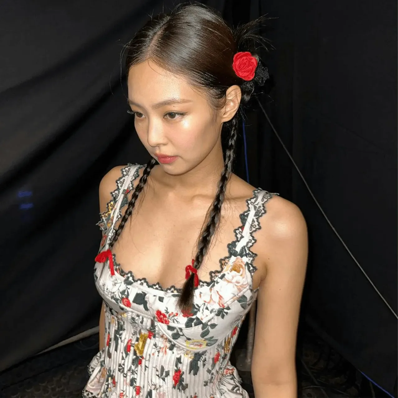 Hóa thân thành Nàng thơ Địa Trung Hải với phong cách Tomato Girl mộng mơ.