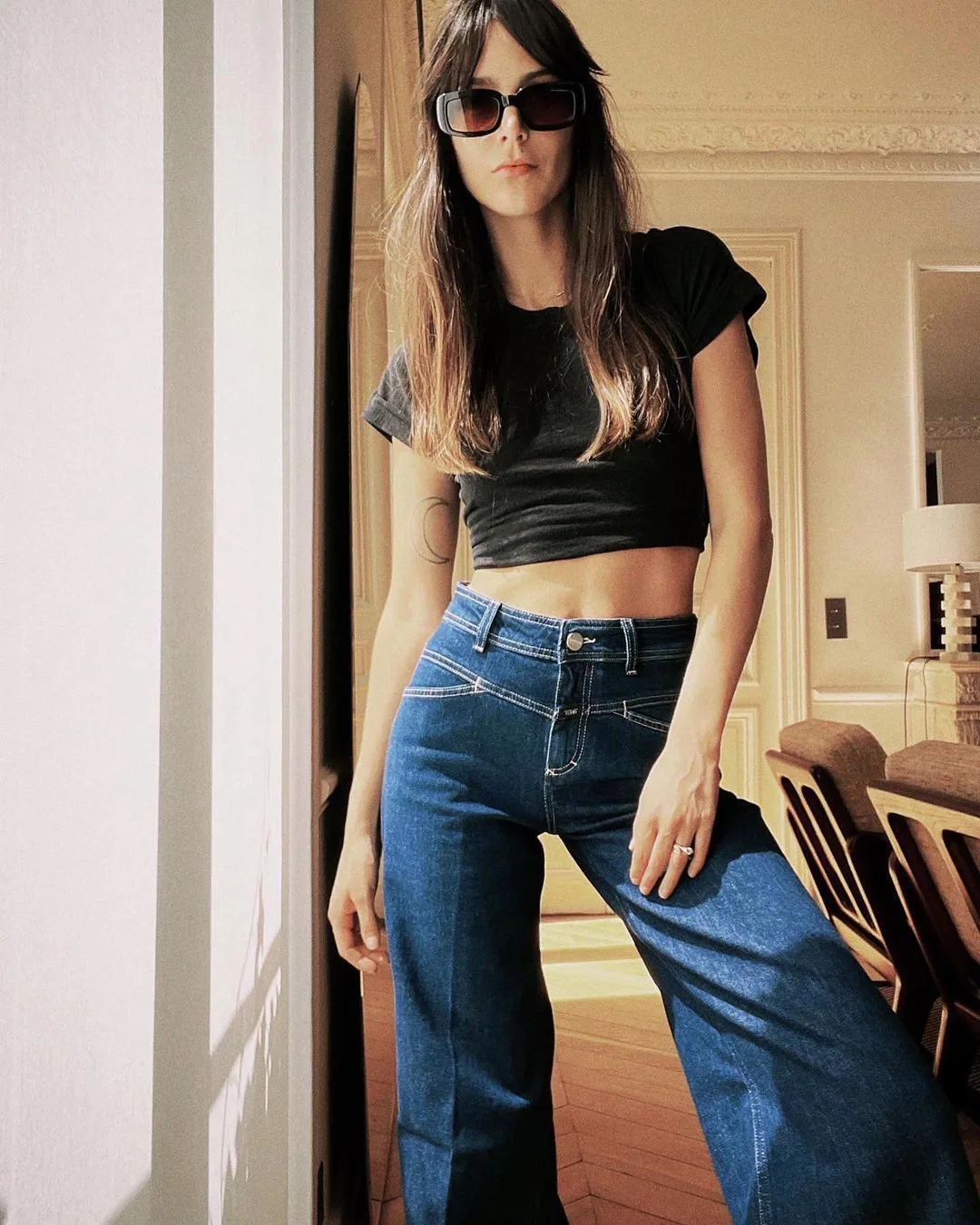 Áo phông màu đen phối cùng jeans