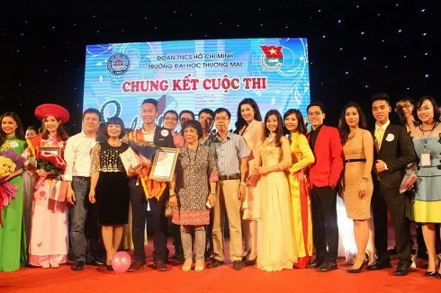 Á hậu Tú Anh chụp ảnh lưu niệm cùng Ban tổ chức và các bạn sinh viên.
