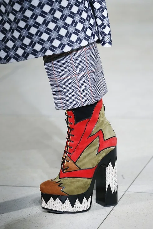 Giày boots ấn tượng của Miu Miu.