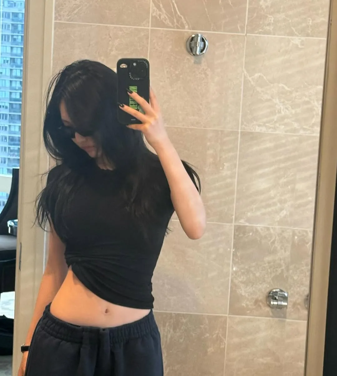 Ning Ning diện croptop đen