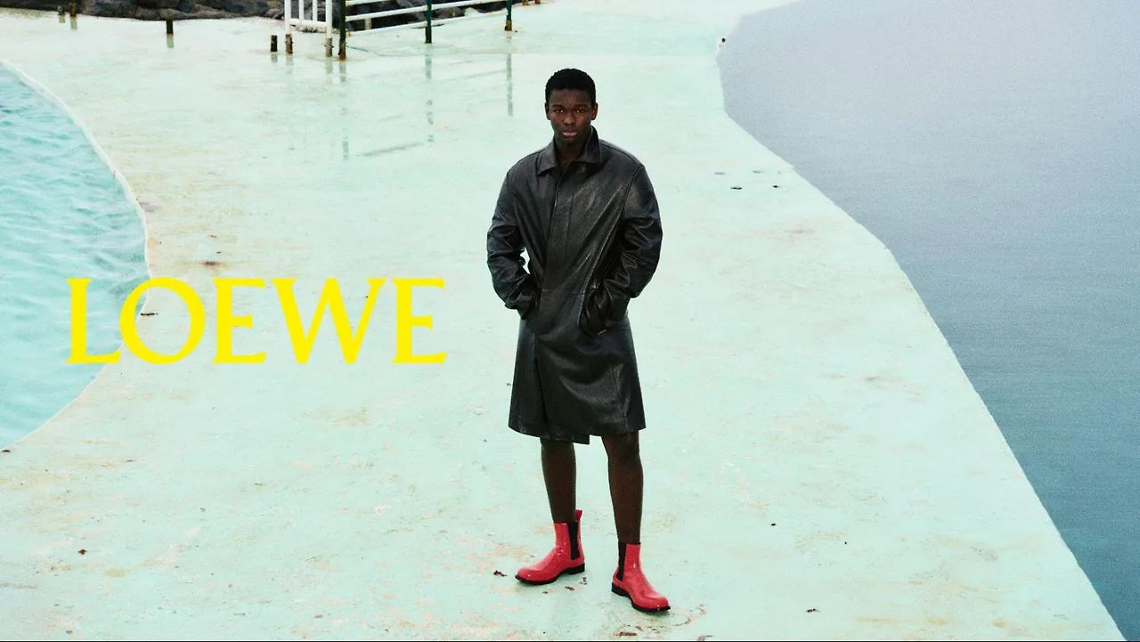 LOEWE tái định nghĩa các kiểu dáng vận động thông thường qua lăng kính riêng. Áo anorak, giày Grip và kính râm Speed Shield dáng quấn xuất hiện với vẻ ngoài sắc sảo và hiện đại.