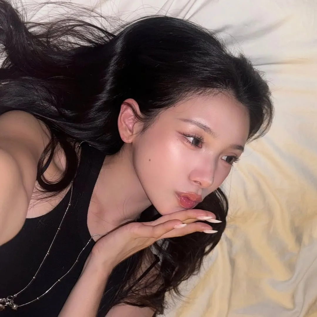 người mẫu Hàn với mẫu tay đẹp