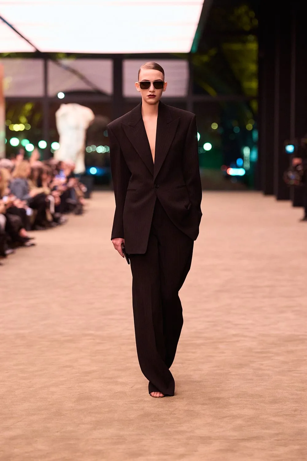 BST Saint Laurent Thu-Đông 2026.