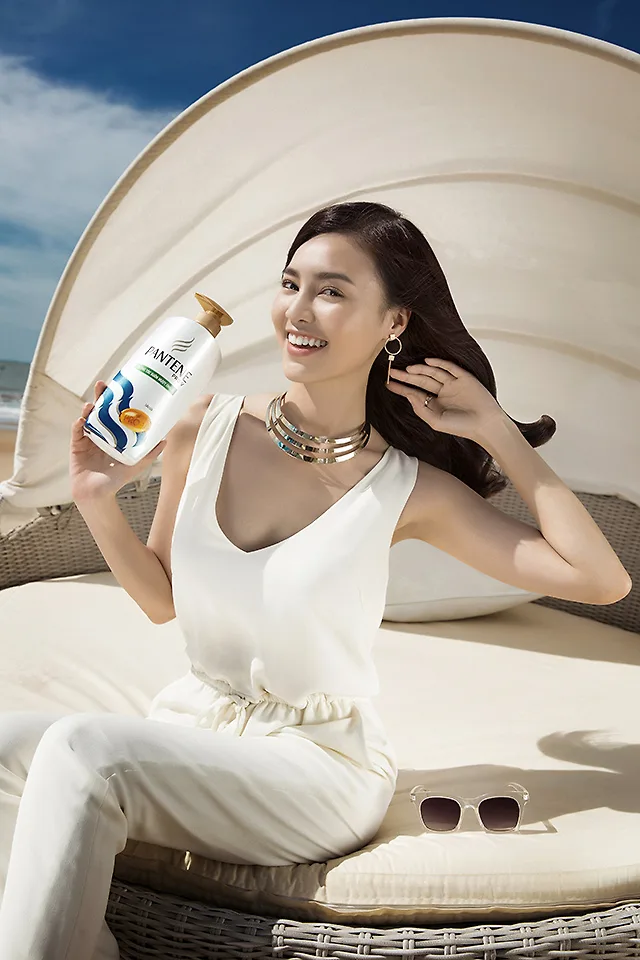 Sử dụng dầu gội Pantene Pro-V có khả năng bảo vệ tóc khỏi tia UV khi ra nắng
