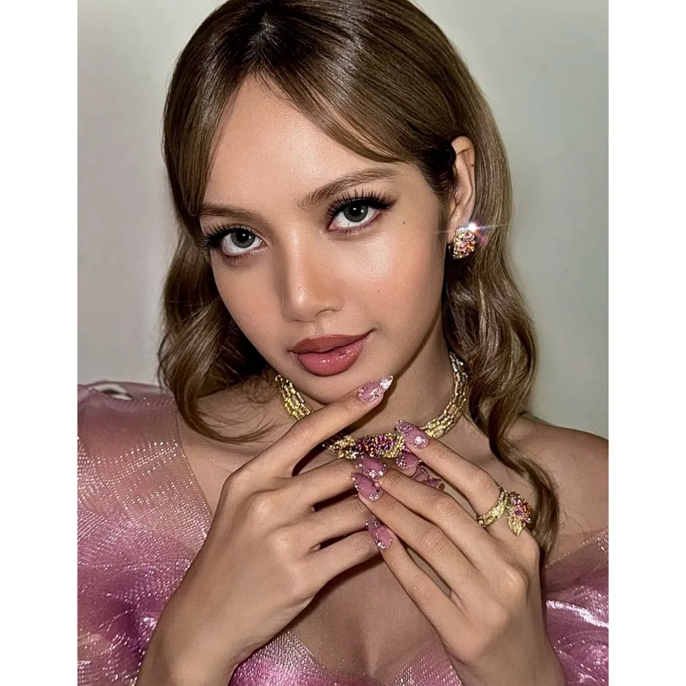 Lisa (BLACKPINK) với bộ nail hồng
