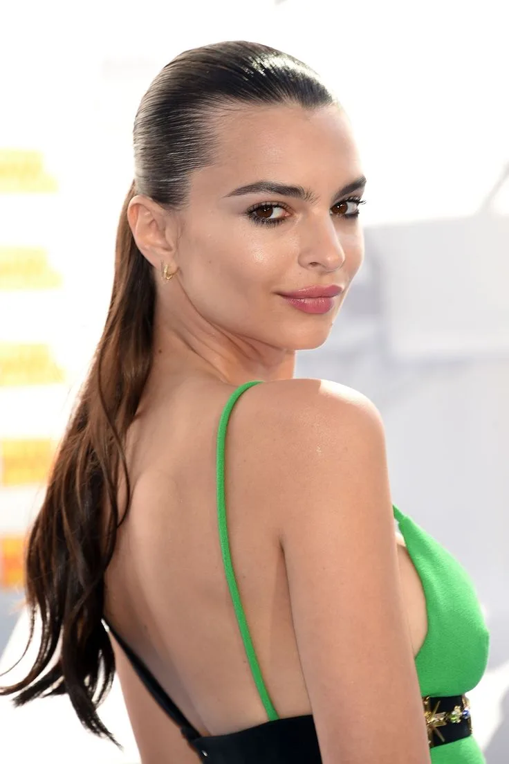 Cảm hứng trang điểm son nude quyến rũ từ Emily Ratajkowski