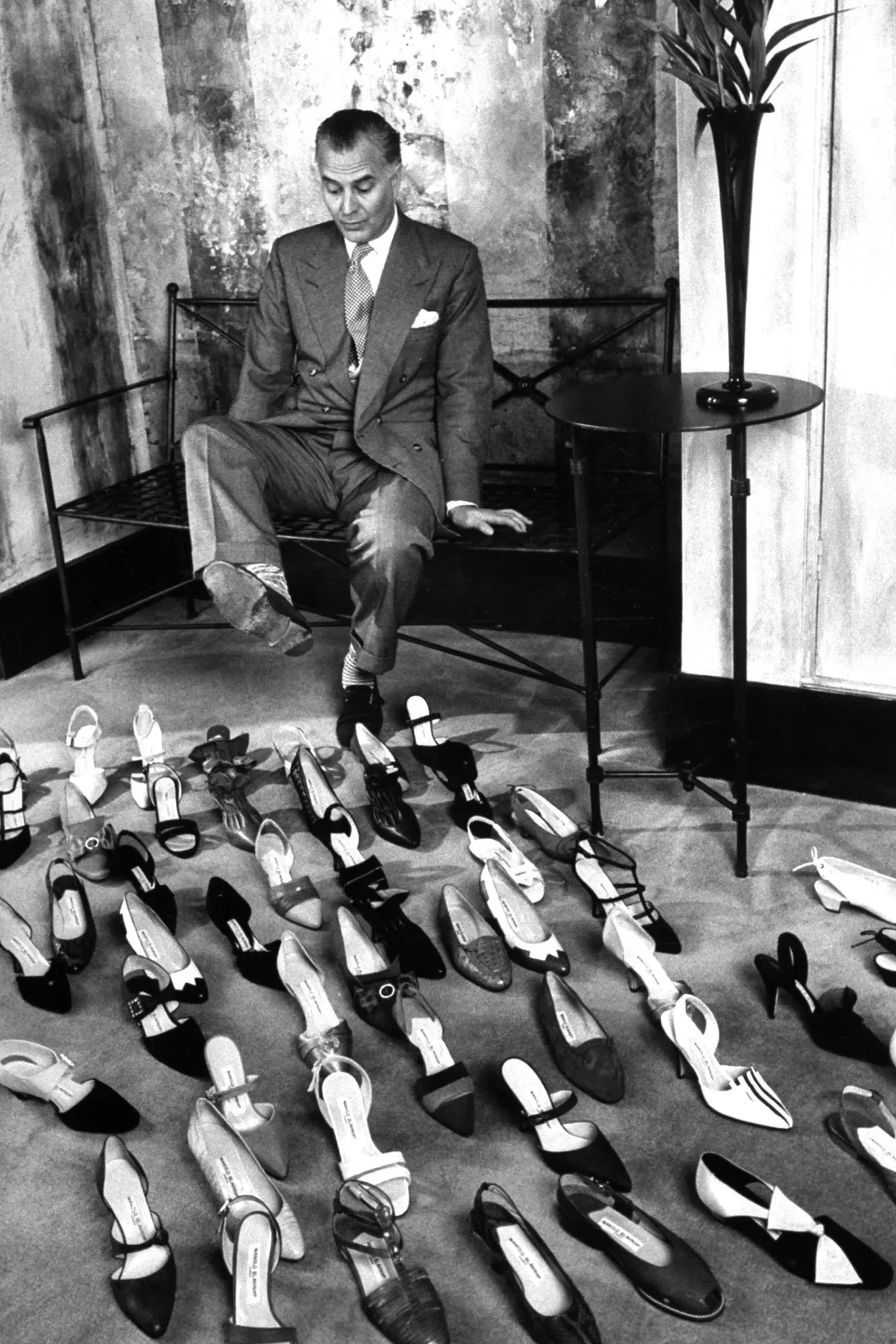 Điểm đặc biệt của Manolo Blahnik là ông không có bất kỳ nhân viên hay trợ lý nào, mà chính ông là người sáng lập và thiết kế mọi sản phẩm.