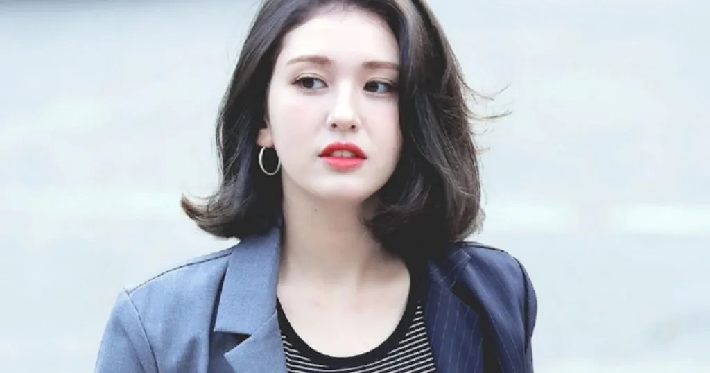 Jeon Somi cắt tóc bob và nhuộm đen.