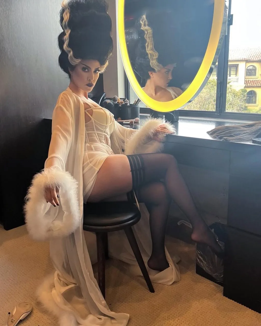 Khi kinh dị gặp couture: vẻ đẹp lạnh lùng, sang trọng và hoàn hảo cho đêm Halloween.