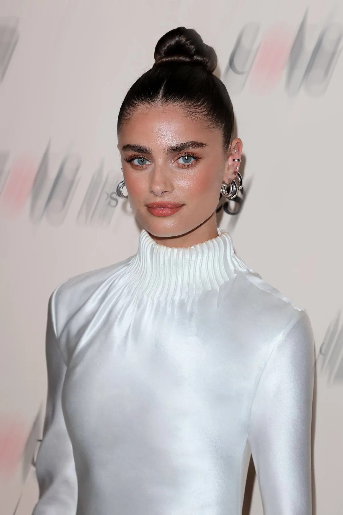 Taylor Hill diên thiết kế Cong Tri