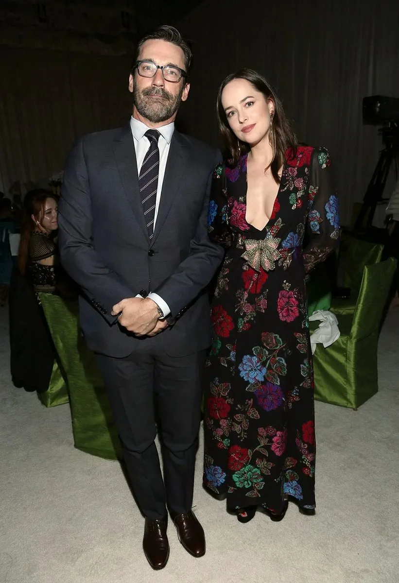 Jon Hamm và Dakota Johnson Jon Hamm và Dakota Johnson