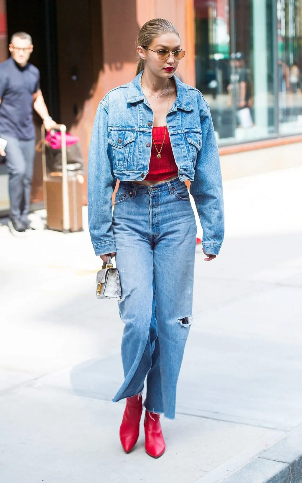 Bắt kịp xu hướng thời trang túi xách siêu nhỏ cùng dàn fashionista thế giới 2