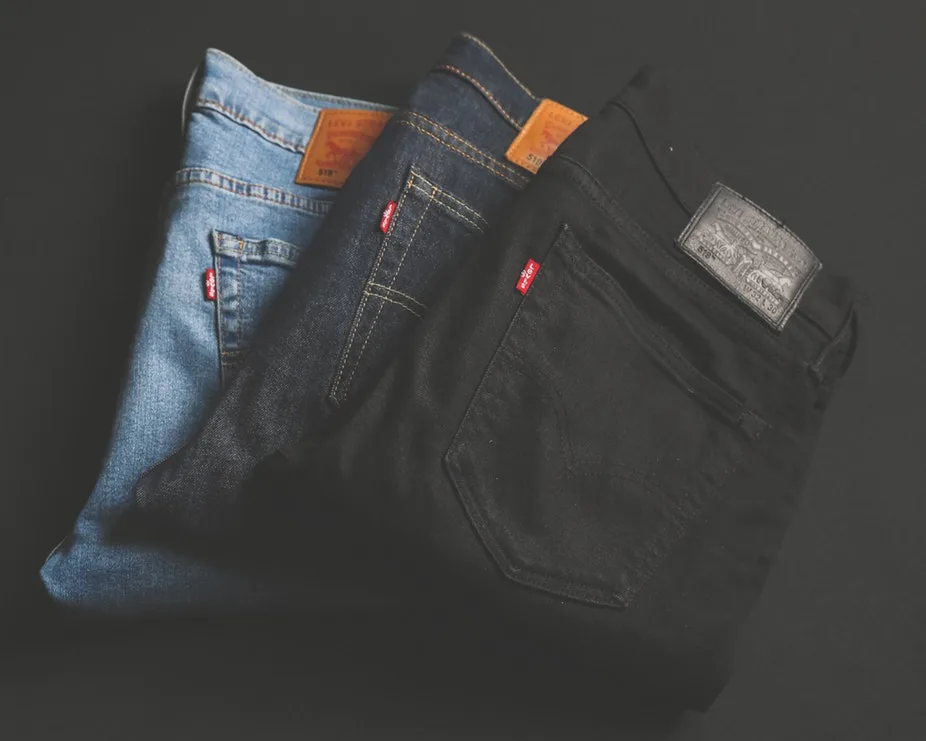 quần jeans màu xanh và quần jeans màu đen