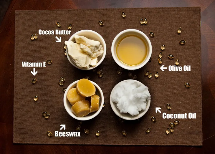 son dưỡng môi có màu 2