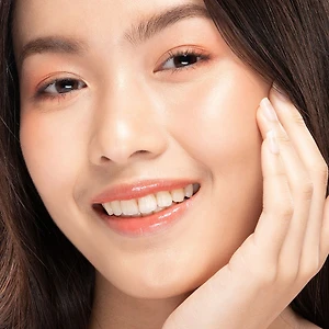 Cô gái đưa tay xoa mặt, chống lão hóa