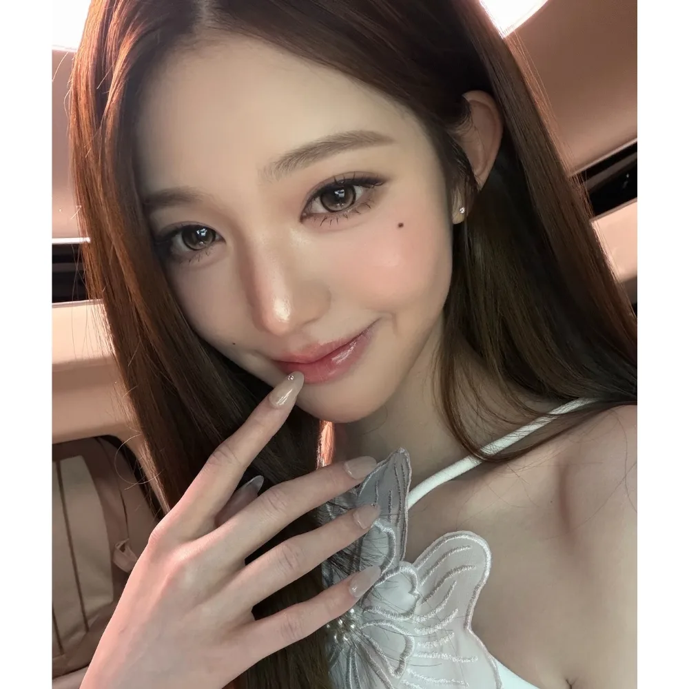 Jang Won-young (IVE) với bộ móng trắng đính đá