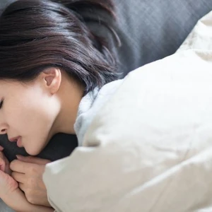 cô gái đang ngủ tập thể dục